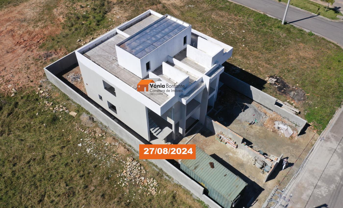 Casa à venda com 4 quartos, 225m² - Foto 1